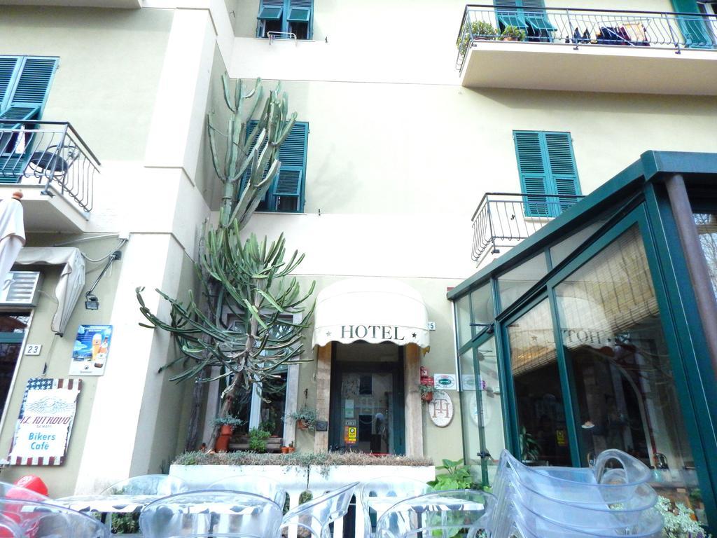 Albergo Torino Albenga Exterior photo